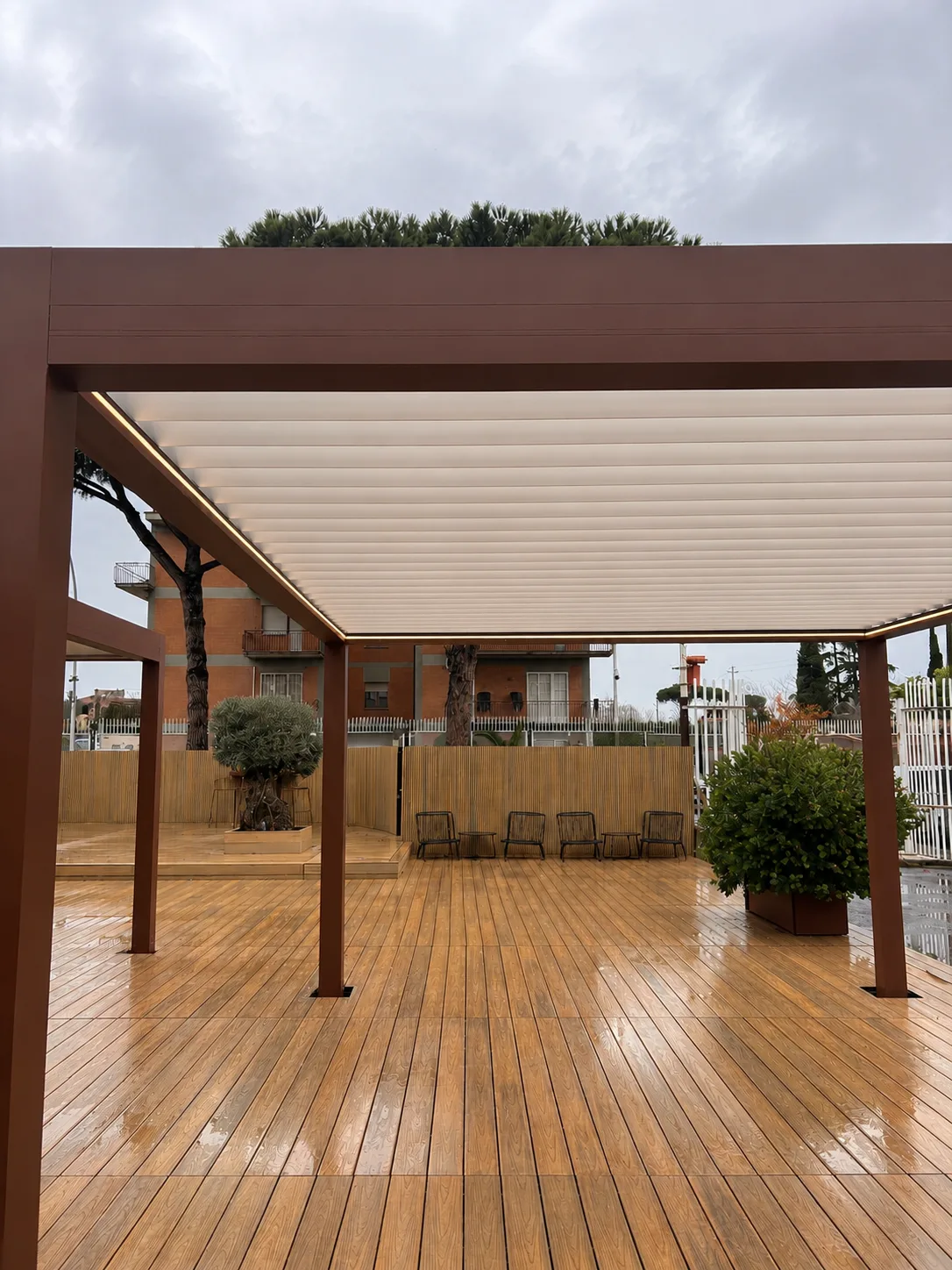 Pergotenda con pavimento in legno